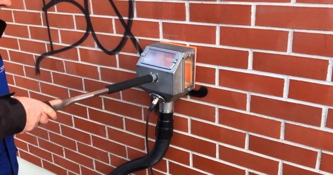Odstranění graffiti z obkladů