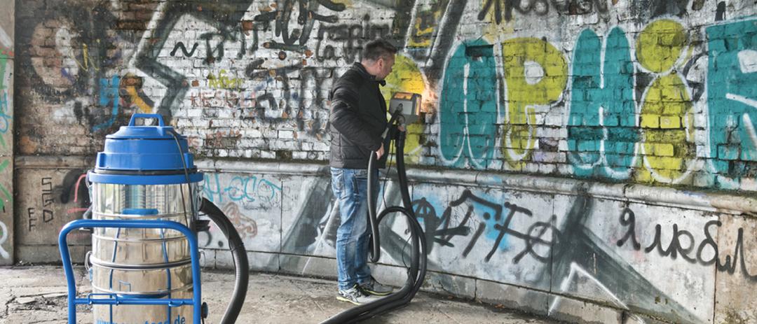 Odstranění graffiti ze zdi
