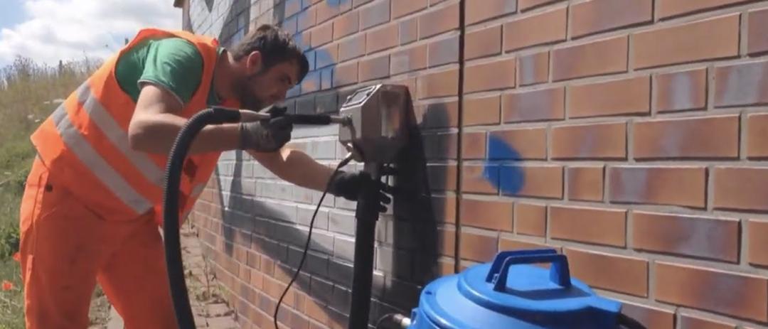 Odstranění graffiti ze zdi